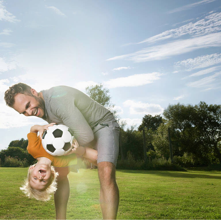 WM-Aktion Handyvertrag: Vater und Sohn albern beim Fußballspielen herum