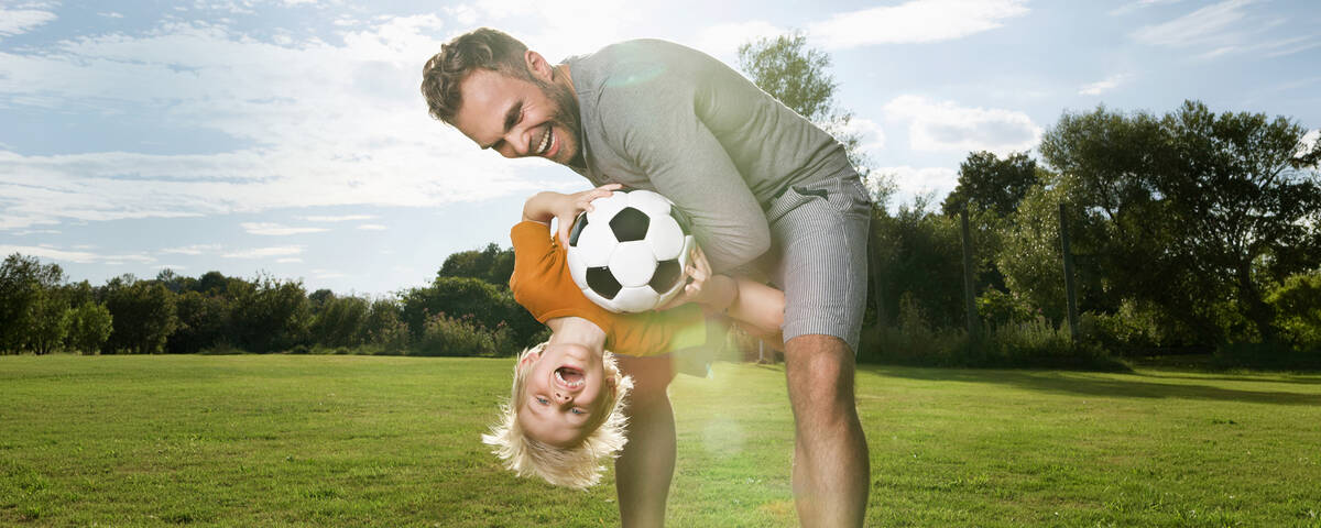 WM-Aktion Handyvertrag: Vater und Sohn albern beim Fußballspielen herum
