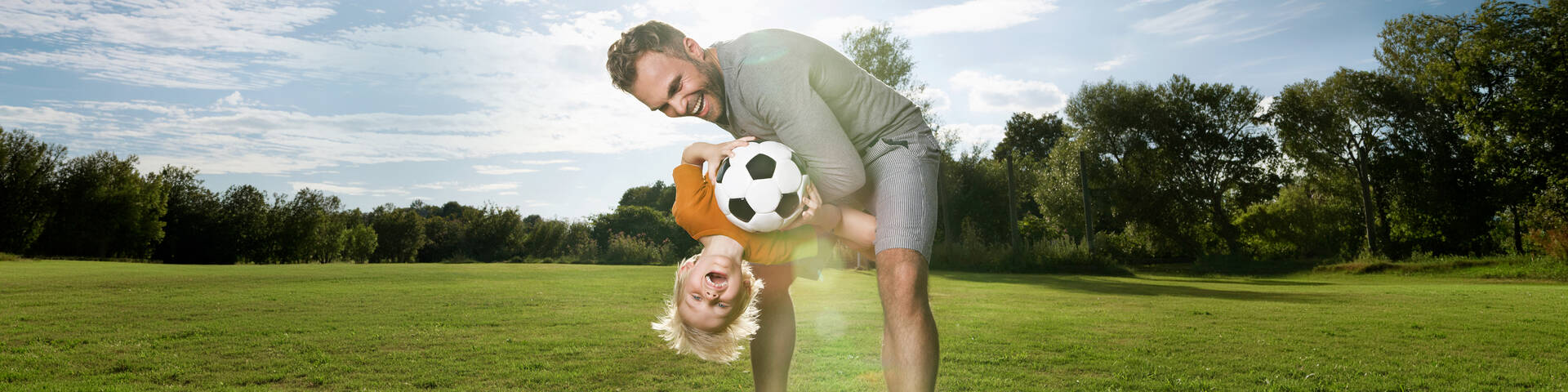 WM-Aktion Handyvertrag: Vater und Sohn albern beim Fußballspielen herum