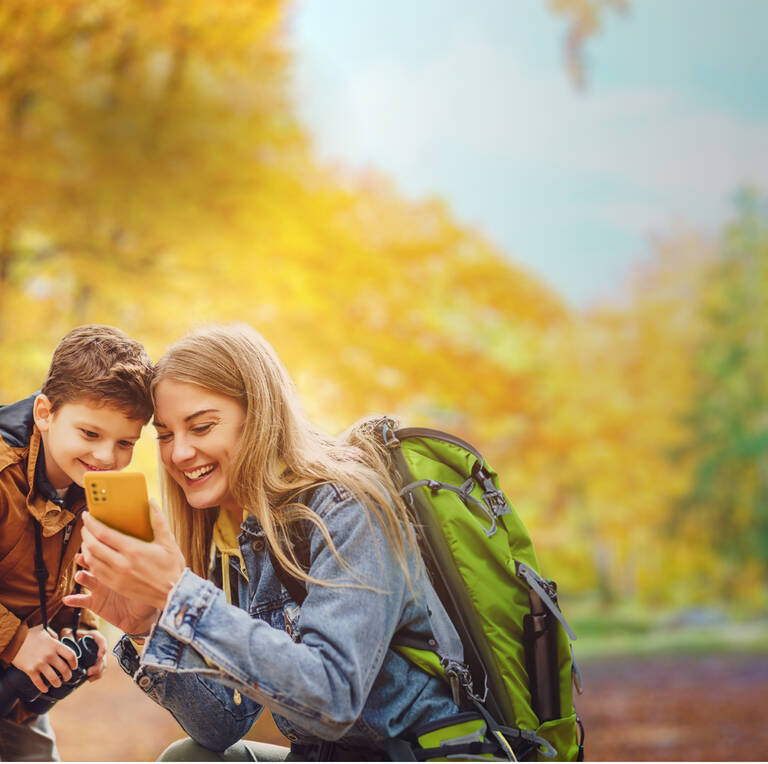Frau macht Herbstspaziergang mit Sohn und nutzt einen günstigen winSIM Mobilfunktarif.