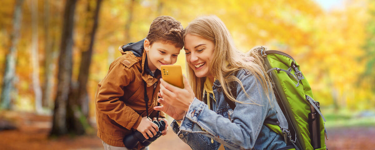 Frau macht Herbstspaziergang mit Sohn und nutzt einen günstigen winSIM Mobilfunktarif.