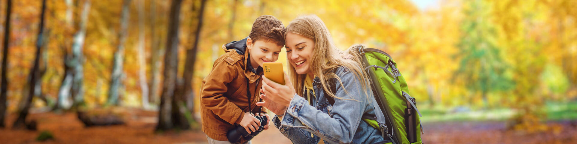 Frau macht Herbstspaziergang mit Sohn und nutzt einen günstigen winSIM Mobilfunktarif.