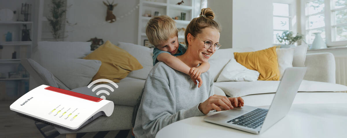 Familie macht ein Selfie am Strand.