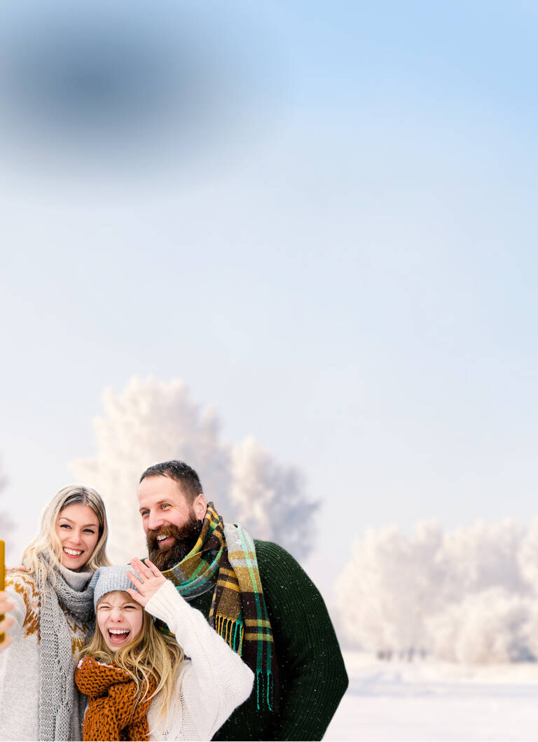 Familie macht bei Winterspaziergang ein Selfie