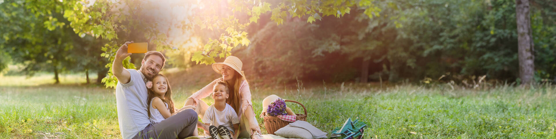 Handyvertrag Frühlingsangebote: Familie macht bei Picknick ein Selfie.