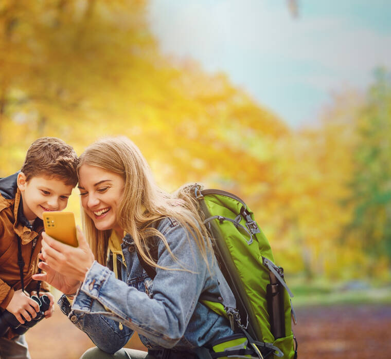 Mutter und Sohn machen einen Herbstausflug und nutzen ihren winsim Handyvertrag