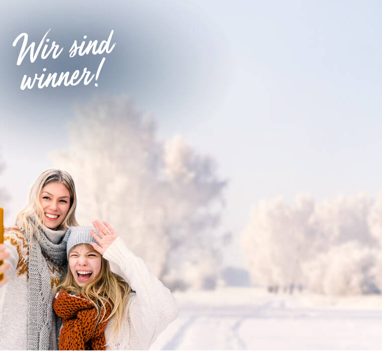 Mutter und Sohn machen einen Herbstausflug und nutzen ihren winsim Handyvertrag