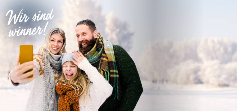 Mutter und Sohn machen einen Herbstausflug und nutzen ihren winsim Handyvertrag