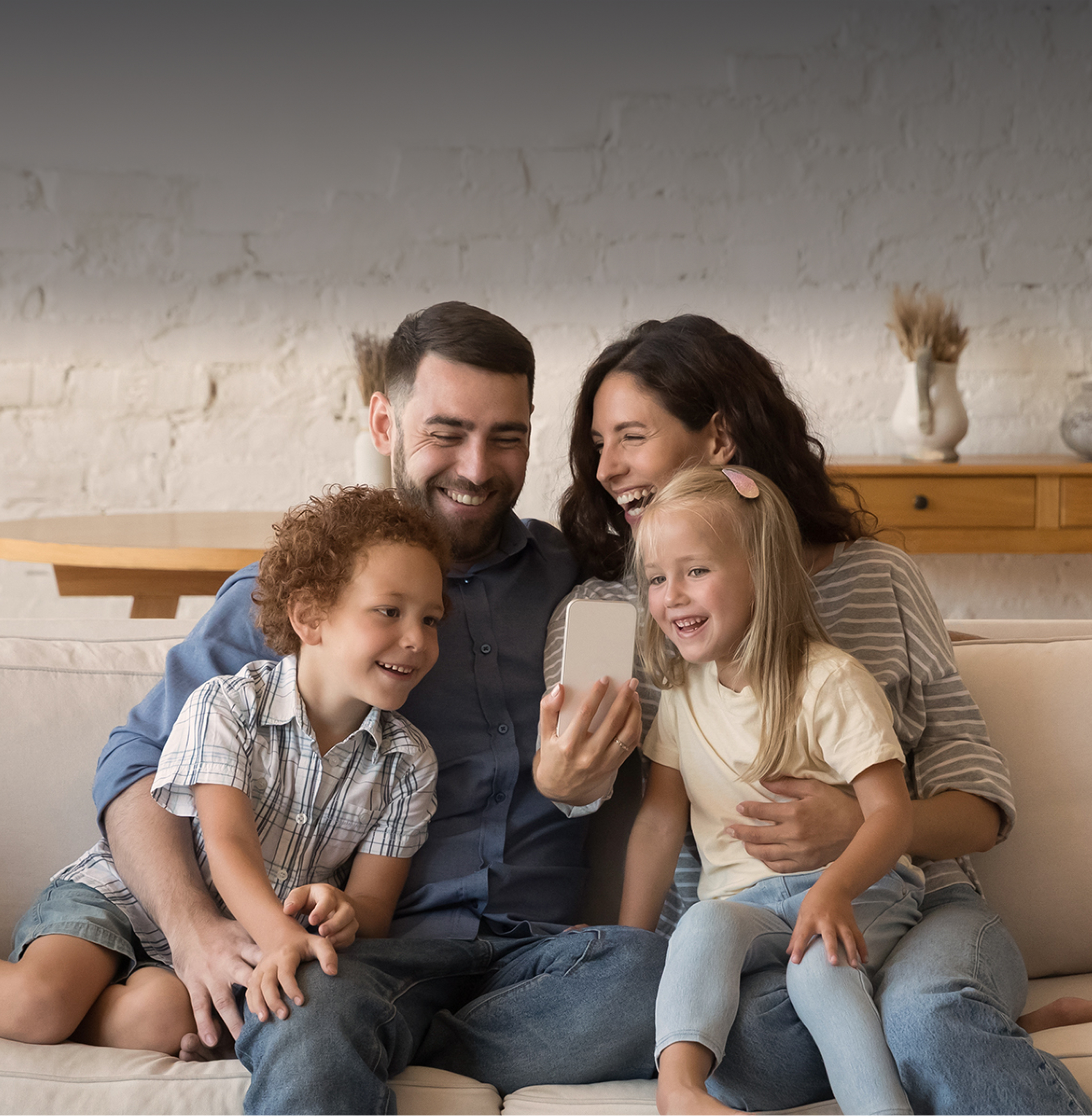 Familie sitzt zusammen und freut sich über ihren 5G Tarif für die ganze Familie.