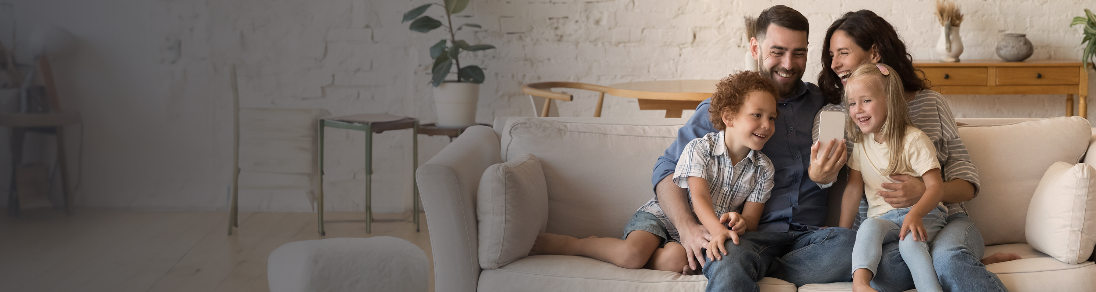 Familie sitzt zusammen und freut sich über ihren 5G Tarif für die ganze Familie.