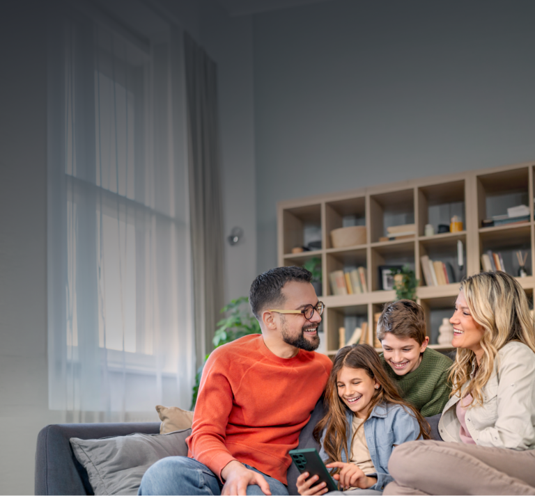 Familie nutzt gemeinsam einen winsim Handyvertrag