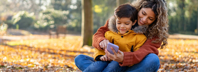 Mutter mit Sohn nutzen günstigen Handyvertrag für Kinder