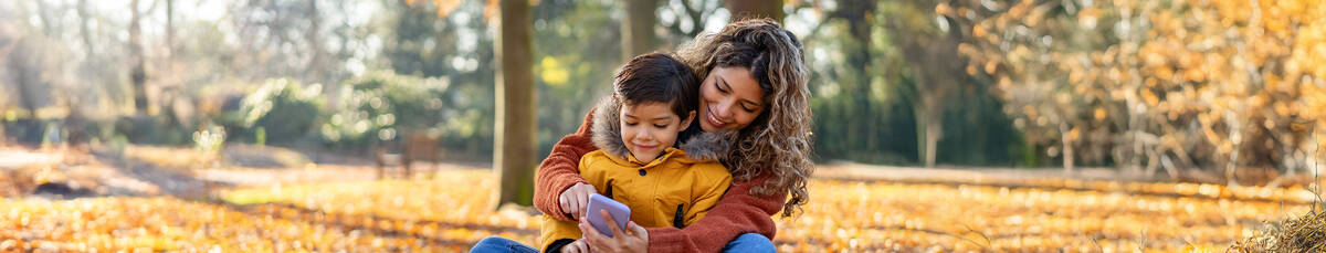 Mutter mit Sohn nutzen günstigen Handyvertrag für Kinder
