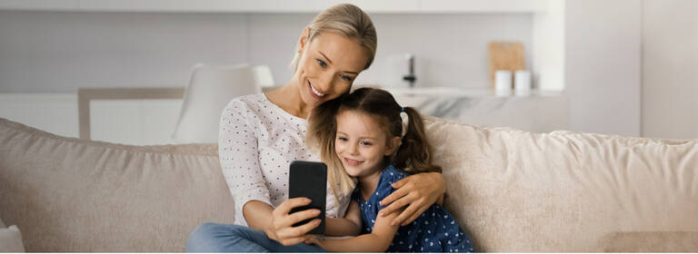 Mutter mit Kind nutzen günstigen Handyvertrag für Kinder.