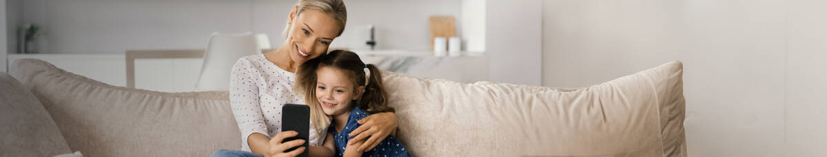 Mutter mit Kind nutzen günstigen Handyvertrag für Kinder.