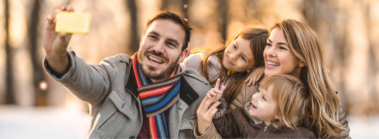 Günstige Handytarife für die ganze Familie Familie mit zwei Kindern auf Herbstausflug nutzt günstigen Handytarif