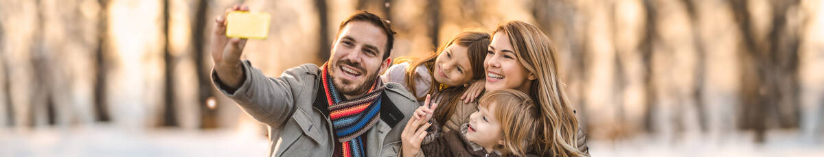Günstige Handytarife für die ganze Familie Familie mit zwei Kindern auf Herbstausflug nutzt günstigen Handytarif