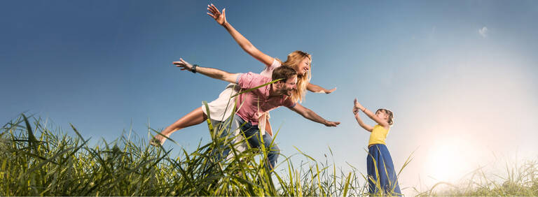 Kind macht Foto von Eltern mit günstigem Handytarif von winSIM.