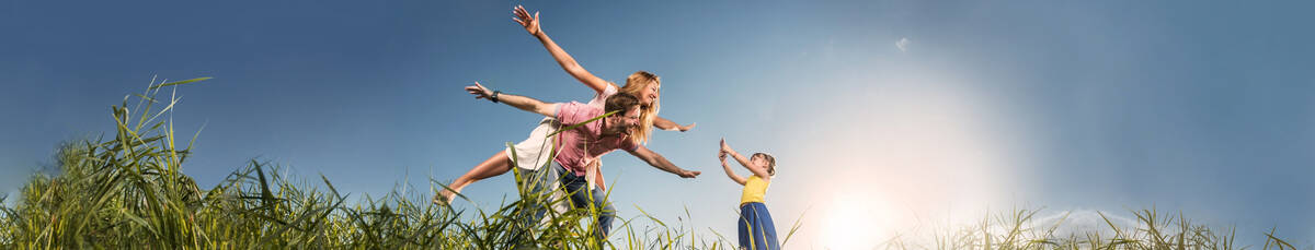 Kind macht Foto von Eltern mit günstigem Handytarif von winSIM.